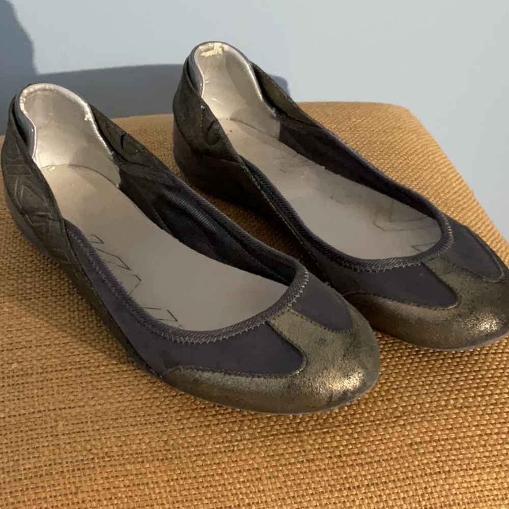 DKNY SLIP ON SHOES